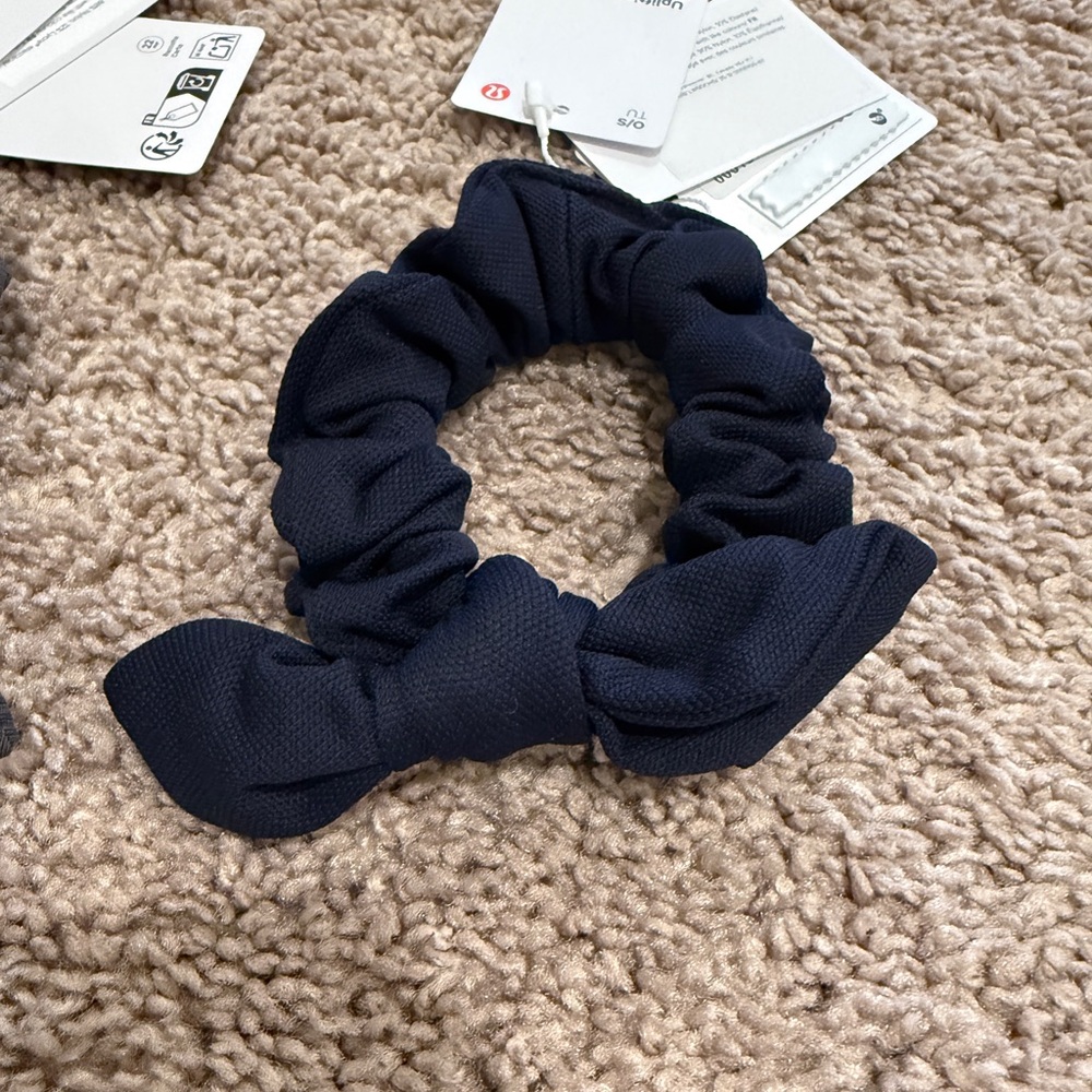Set of 2 lululemon athletica Navy & Charcoal Bow Scrunchie NWT - Picture 2 of 6